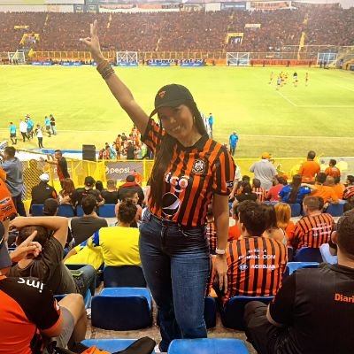 EL SALVADOR 🇸🇻
Salsera 💃🏻
Águila 🦅🧡