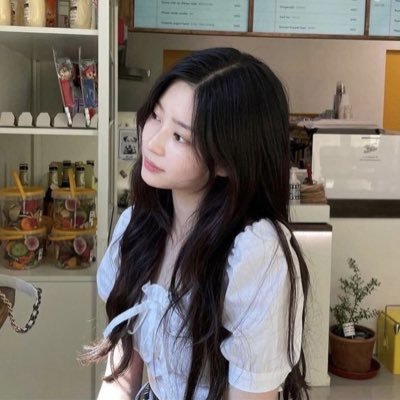 ⠀⠀ ✧ 𝘙𝘰𝘭𝘦𝘱𝘭𝘢𝘺𝘦𝘳 ㅡ 2OO1 ‧ ₊ ˚ white princess from #IZONE who loves chocolate ice cream so much 、call her Minjoo dᥱ Kim｡