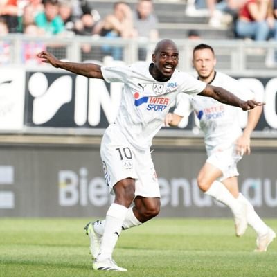 16 ans | Supporter désespéré de l'Amiens SC qui redoute chaque transfert de John Williams, mais amoureux du ballon rond ⚽️