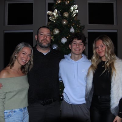 EYECHICK23's profile picture. Wife~Mother~Lover of Books 📚 and Travel ✈️🏝🏔⛵️