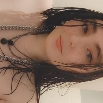 lereduitdelie's profile picture. si vous me cherchez je suis sûrement entrain de compter les brins d’herbes