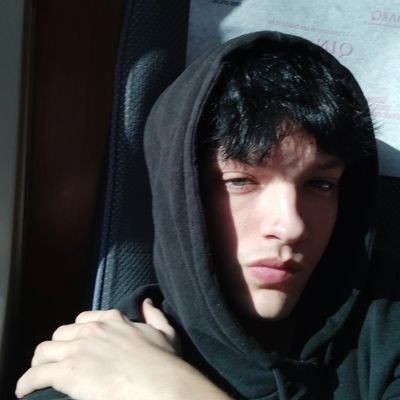 Estudio arquitectura y no vivo. De los q son fans de Lola índigo y Aitana.