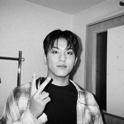parkjwoolver's profile picture. you cant stop me loving jeongwoo ʚ♡ɞ