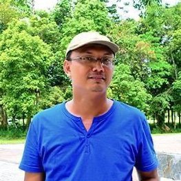 Webdesign, webhosting, Affiliate, Paypal, Clickbank are cool things to do. I am a lecturer in economics in my real life