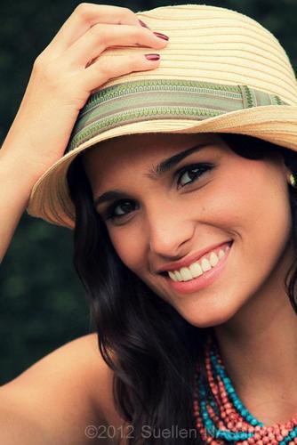Estudante de Eng.de Alimentos na USP,sonhadora,amante da literatura,pseudoescritora, escorpiana, viciada em endorfina,metida a fotógrafa,crente no Amor. Sm;)e!