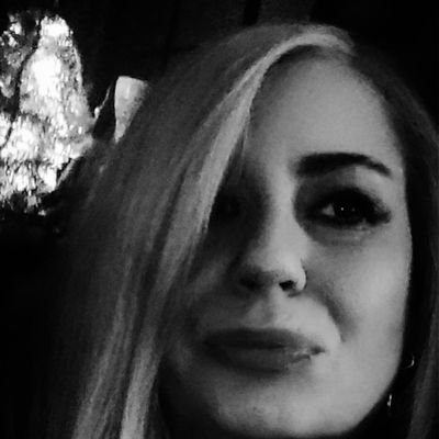 Determinata a non lasciare che il tempo cancelli entusiasmo, ideali e sogni. Antifascista di sinistra. Se insultate vi blocco. Un filo di trash non fa male