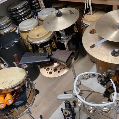 おさけまっくらという3人組ロックバンドのドラム担当。楽しいです。 Percサポートします。 パーカッションで参加したバンド上げときます。控えめに言ってもカッコいいバンドです