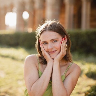 zoe_jaeger's profile picture. she/her