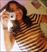 __ A garota do AllStar Pink,
do laápis de olho,
aquela que roi unhas quando está nervosa,
se olha no espelho toda hora e adora uma FESTINHA(!),