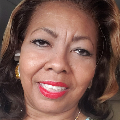 AngelaSims9392's profile picture. retired LCSW
#FootballAuntie