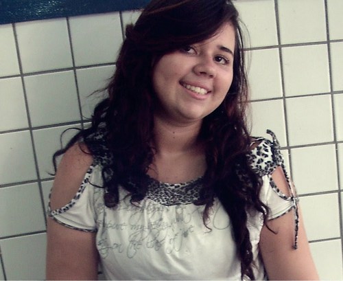 Aquela que fica vermelha à toa, aquela que vive sorrindo, aquela que tem um carinho especial por seus amigos,aquela que é legal com quem é legal com ela..(L)