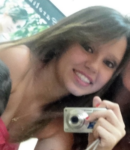 Sou aquela garotinha que já sofreu por amor, aquela que sabe se arrepender, aquela que sente saudades de quem ama a que mesmo errando tenta aprender.
