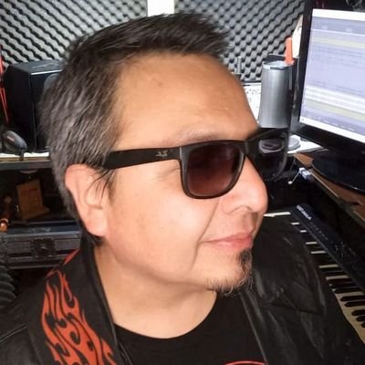 Músico Chileno , ecologista , amante de las buenas ideas , las causas justas , la cultura , el cosmos , la música y la naturaleza .