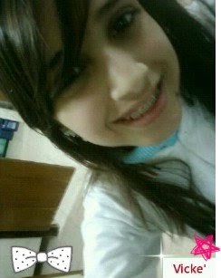 Elα que vive com α cαbeçα nα luα, com músicα no ouvido e corαção nα bocα 
elα é meninα e mulher, elα sαbe muito bem o que quer .