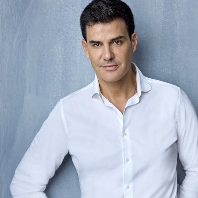 Alejandro de Miguel , modisto de vestidos de fiesta, trajes de madrina, novia, invitada, costura a medida, modelos exclusivos, en las mejores tiendas del sector