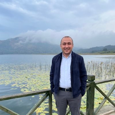 Öğretmen. Uzaklar diye bir yer var ve ben hep ordayım...
