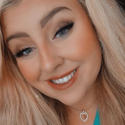 28. TikTok & Insta @ theofficialchloeperry 🖤 Live💛 Laugh🧡 Love❤