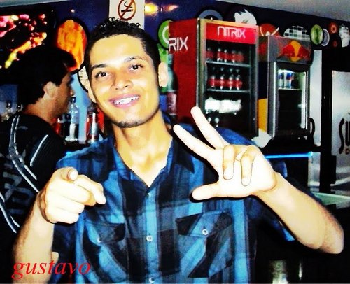 Levo a Vida no Sorriso. Não q ela esteja assim tão engraçada . Mais se Dessa vida não Posso levar Alegrias . prefiro então não Leva Nada ..