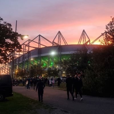 Borusse seit ich denken kann 🖤
       
Schwarz und Weiß ein Leben lang 🤍

Borussia die Macht vom Niederrhein 💚