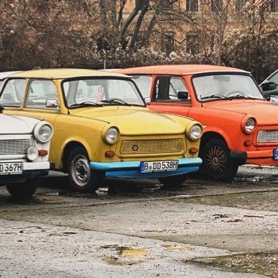 Covipop's profile picture. “Porque me arrastras y voy, y me dices que me vuelva y te sigo por el aire como una brizna de hierba".