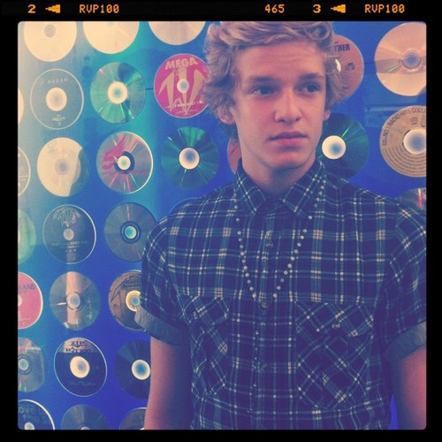Heey, I am Elouise, I LOOOOVE CODY SIMPSON&ONEDIRECTION, I am from Australia, Nsw... And yeeh ahah :3 I will follow back.