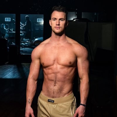 6’3 gym bro who likes showing off 👇 👻adam.conf  https://t.co/0YcRgRurHg