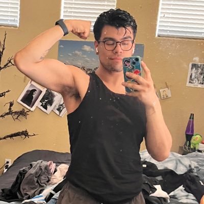 izzy0nline's profile picture. 🪴🌱🌻🪴🌵🍄🌿