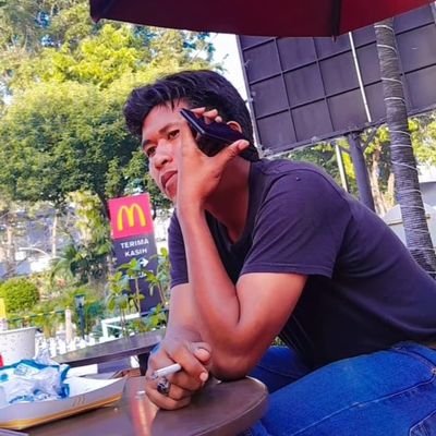 tidak lebih baik, dari pada yang tampil baik; sedang-sedang saja.