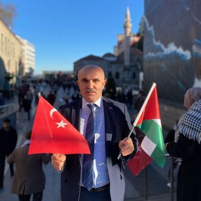 Biz,kısık sesleriz...minareleri,
Sen, ezansız bırakma Allahım! 
Ya çağır şurda bal yapanlarını, 
Ya kovansız bırakma Allahım.
🇹🇷🇹🇷🇹🇷🇹🇷🇹🇷🇹🇷🇹🇷