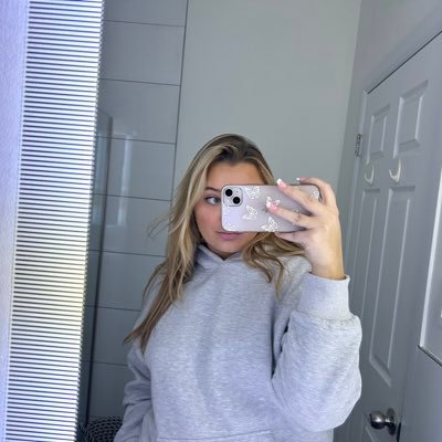 _miacarey's profile picture. 