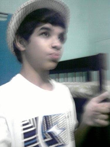 Soou ciumento , carinhoso , as vezes xhatoo , tenho atitudee até demaais , gosto de andar de Skate etc..
