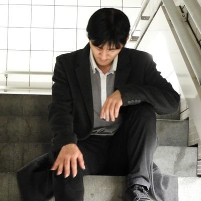 ●アコースティックギターを演奏する人
●オリジナル曲とカバー曲、色々あり
●結婚式で楽器演奏を他の方達とする仕事を時々やらせていただいています。
●福岡県北九州市在住
●趣味⇛ギター、読書、早口言葉