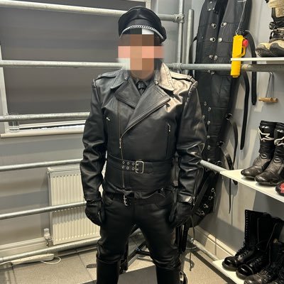 Gay and dom. Happily married to @thinkingbound. Live Sussex, work London. Same name on Recon. Like gym, football and tying guys up.
