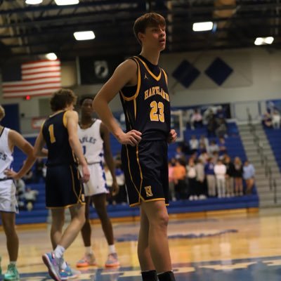 Hartland high school| varsity🏀| 2026| 6’3| 170lbs| 3.5GPA| varsity🏈|