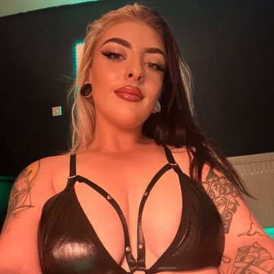 If you want your balls or bank account drained, you’re in the right place 🦶🏼now bow down to me you little slut 😈 main account - @knoxxlilly 🖤