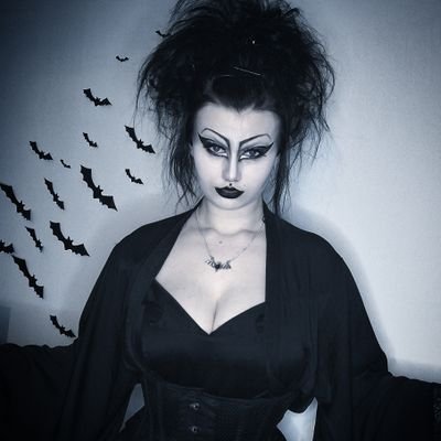 👻 𝓐 𝓿𝓪𝓶𝓹𝓲𝓻𝓮𝓼 𝓭𝓻𝓮𝓪𝓶
🕷 She/Her🕸
Trad Goth