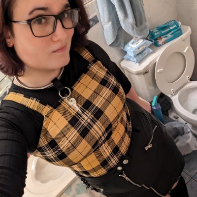 27, (She/Her)🏳️‍⚧️, Intersex, Autistic, HRT 5/21/20, Polyam & Bi, 5'3 ☭, is a Latex Puppy 🐕Maid🧽  links ⬇️