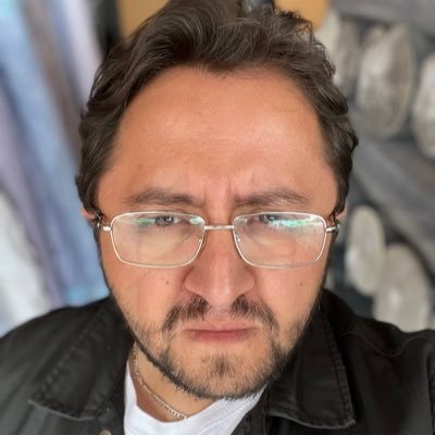 Psicólogo con gusto por las artes visuales, música, cine y literatura.