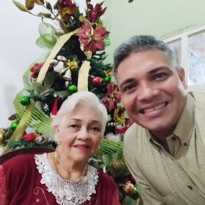 Mujer soñadora y luchadora fiel y creyente de Dios todopoderoso, Madre, abuela, hermana y tía de una familia muy bella con eso tengo para ser feliz.