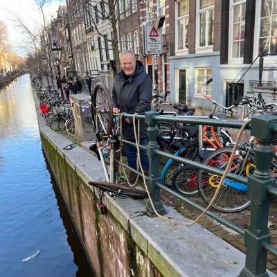 De mooiste fiets vis je uit de gracht | #vrijdagisvrijdag | rijdt solex | AJAX | Osdorp #tramhaltesslotervaart https://t.co/tMcurDhTwC