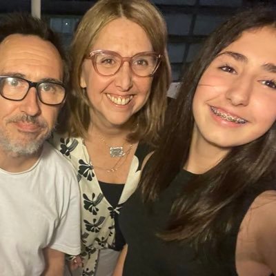 Me dedico a la comunicación. Trabajo en BCU. Me apasionan las artes visuales, la literatura y el cine. Soy la feliz mamá de Ale y la feliz esposa de Javo.