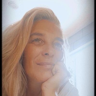 Quenecesitashoy's profile picture. Hincha de River 
 🇦🇷
Solo quiero vivir en libertad, lo demás se arregla. Aplica para todo.