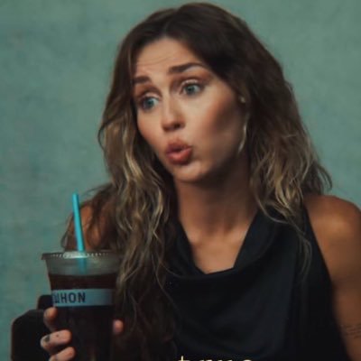 checcariiina's profile picture. vivo di pizza 🍕, caffè ☕️ e serie Rai 📺 occasionalmente di me ✨