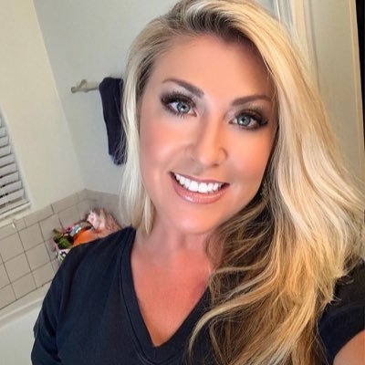 KimberlyJa60283's profile picture. A happy lady looking forward to a bright and wonderful future🔮🤩…just working on my path to ultimate self love and everything else….❤️😍🤣
