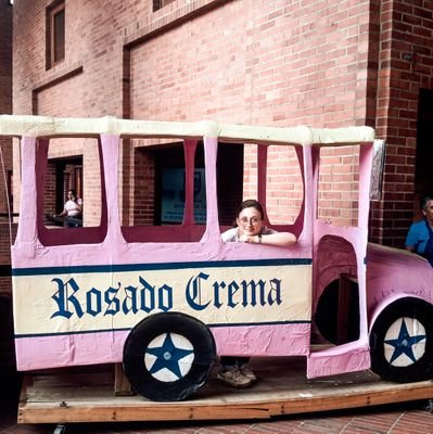 rosadoocrema's profile picture. Poeta de buseta.
Soy un bus Ford B600 rosado de 1.966 sin ruta y con música de carretera destapada.