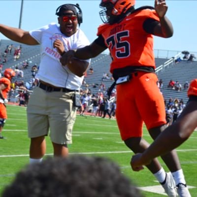 👨🏾‍🚒Firefighter 🏈Defensive Line Coach @ THE Booker T. Washington HS #TrenchGang💪🏾 #BackfieldBandits🥷🏾BTW C/O 2016