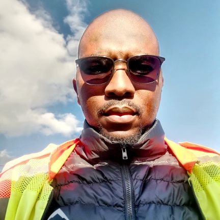 LINSDURBAN's profile picture. A walking red flag 🚩