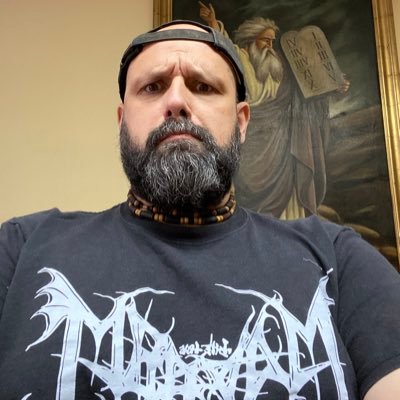 Nacido en Guadalajara, Jalisco, amante de los VW, rockero y metalero de nacimiento,esposo, hijo y padre simplemente un hombre feliz.