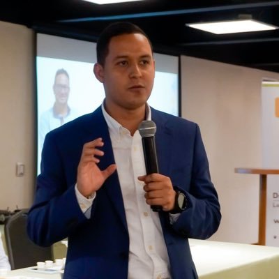 renehdz_b's profile picture. Economista.