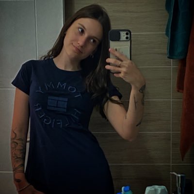 EmiliaFer22's profile picture. 